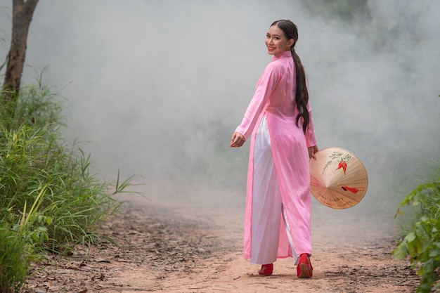 Ritratto bella ragazza teenager del vietnam Foto Premium