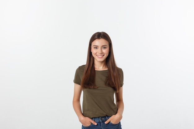 Ritratto del primo piano del ritratto casuale della donna di yong nella vista positiva, grande sorriso, bello modello che posa nello studio sopra la parete bianca. Foto Premium