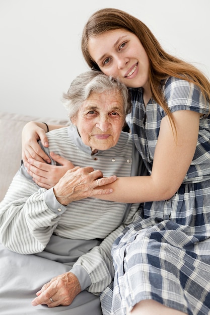 Ritratto Di Nonna Con Nipote Foto Gratis 