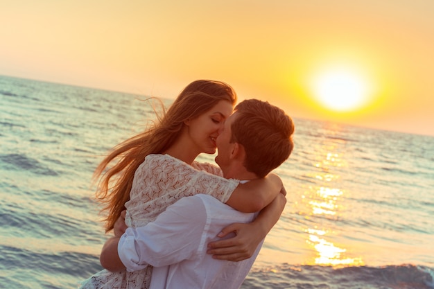 Romantica Coppia Baciarsi Sulla Spiaggia Foto Premium