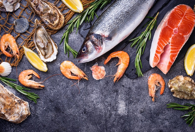 Salmone, spigola, gamberetti e ostriche Foto Premium
