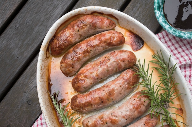 Salsicce alla griglia e salsa sul tavolo | Scaricare foto ...