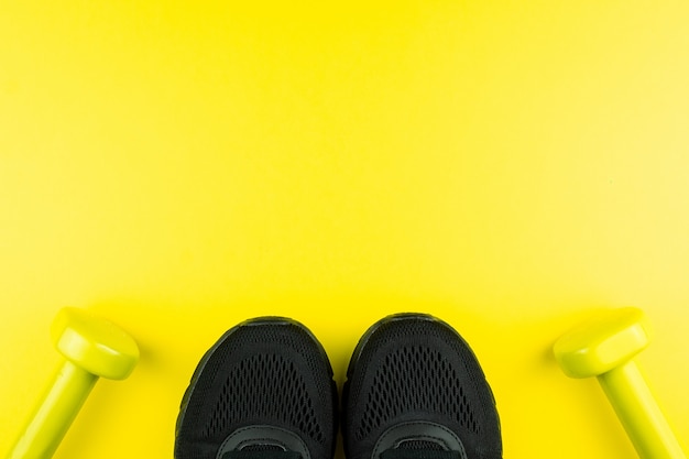 Scarpe da ginnastica e manubri per il fitness Foto Premium