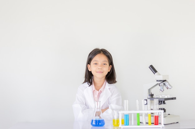Scienza dei bambini, bambina felice che gioca facendo esperimenti chimici in laboratorio Foto Premium