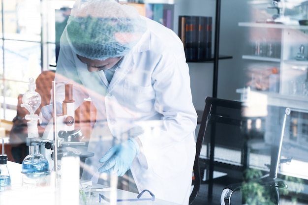 Scienziati che lavorano in laboratorio Foto Premium