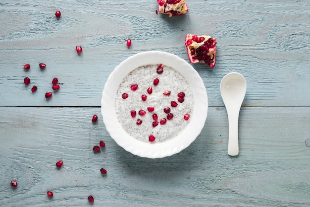 Semi di melograno su budino di semi di chia in una ciotola per la colazione del mattino Foto Gratuite