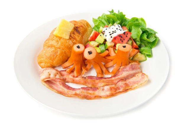 Set colazione con croissant e salsiccia di maiale, pancetta e insalata di avocado mescolare verdure in cima allo yogurt greco cospargere il sasemi nero e il cibo di quercia verde foglia per la vista laterale della mattina quotidiana Foto Premium