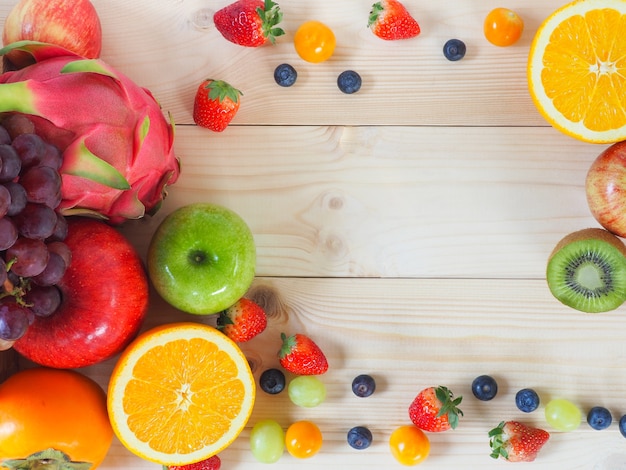 Sfondo colorato di frutta e verdura fresca. Foto Premium