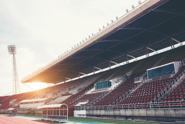 Sfondo dello stadio con un campo in erba verde di giorno Foto Gratuite