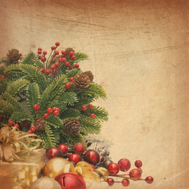 Immagini Natale Vintage.Sfondo Natale Vintage Con Frutti Di Bosco Regalo Corona E Bagattelle Foto Gratis