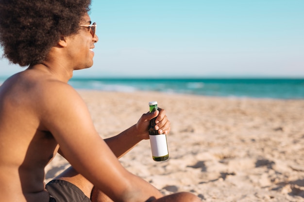 Sorridente maschio con la birra in mano Foto Gratuite