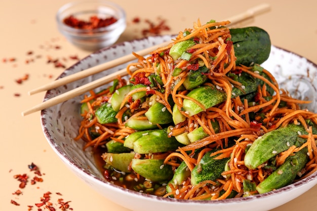 Spuntino tradizionale kimchi di cetriolo coreano: cetrioli ripieni di carote, cipolle verdi, aglio e sesamo, verdure fermentate, orientamento orizzontale Foto Premium