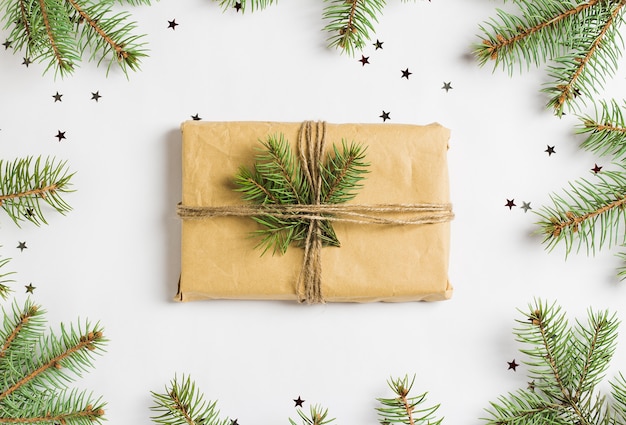 Stelle di scintillio del brunch dell'abete rosso della scatola di regalo della composizione della decorazione di natale Foto Gratuite