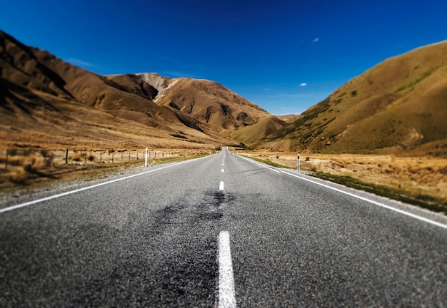Strada continua in un scenico con le catene montuose concetto di afar Foto Gratuite