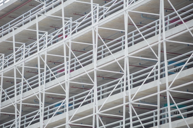 Struttura edile della struttura del metallo di architettura dello spazio di parcheggio dell'automobile Foto Premium