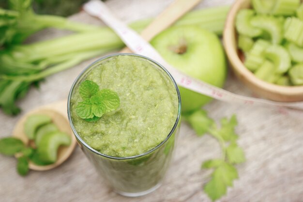 Succo di sedano in vetro per una sana alimentazione con fibra Foto Premium