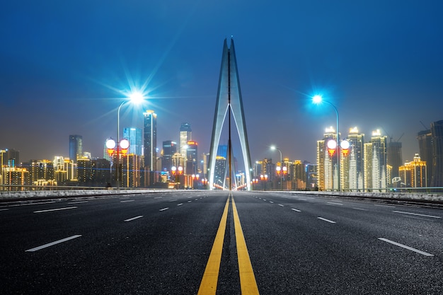 Superstrada sul ponte sul fiume yangtze e sullo scenario della città moderna a chongqing, in cina Foto Premium