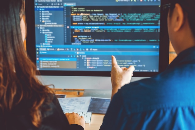 Sviluppo di programmatori team development tecnologie di progettazione e codifica di siti web che lavorano nell'ufficio di società di software Foto Premium