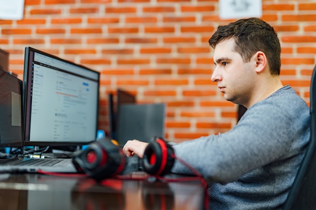 Sviluppo di tecnologie di programmazione e codifica. progettazione del sito web. il programmatore che lavora in un software sviluppa l'ufficio della società. Foto Premium