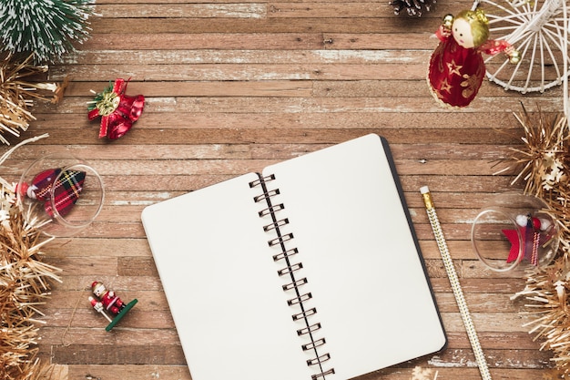 Taccuino in bianco su legno con gli ornamenti di natale Foto Premium