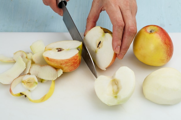 Tagliare il coltello da frutta su un tagliere Foto Premium