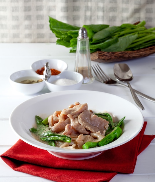 Tagliatella fritta con cavolo in salsa e verdura Foto Premium