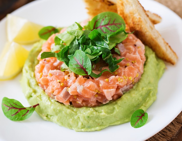 Tartare di salmone con mousse di avocado. | Foto Gratis