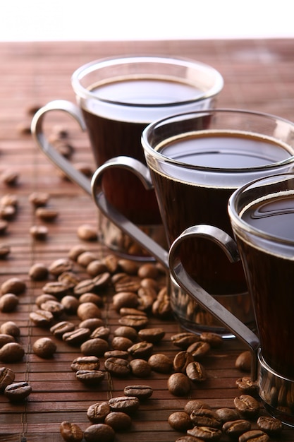 Tazze da caffè con chicchi di caffè Foto Gratuite