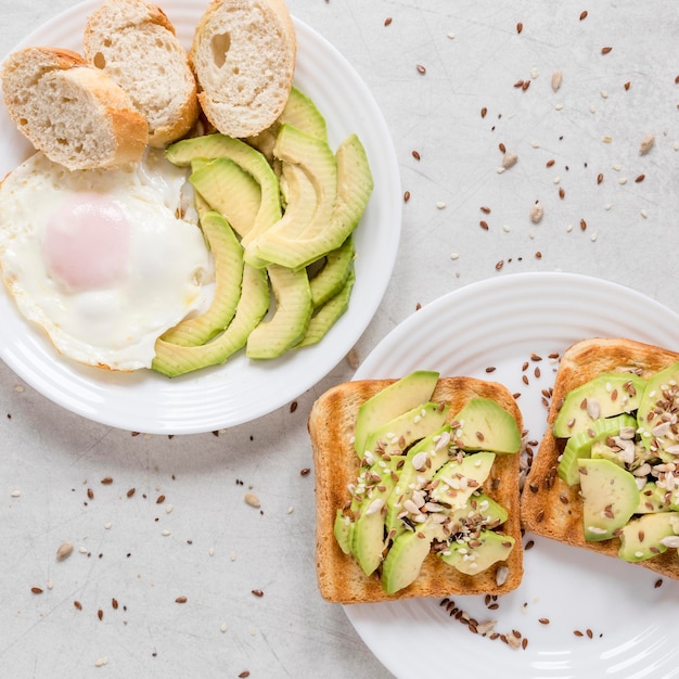 Toast con avocado e uovo fritto sul piatto | Foto Gratis