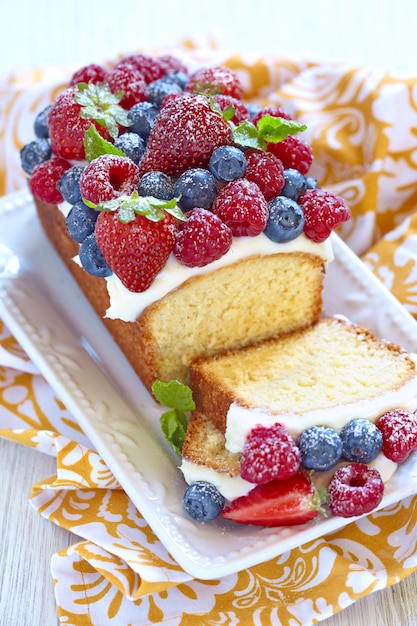 Torta ai frutti di bosco con fragole, lamponi e mirtilli ...