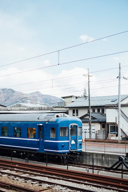 Treno blu e cielo nella ferrovia del giappone Foto Gratuite