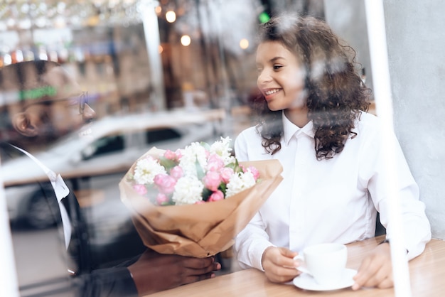 Un uomo di colore venne ad un appuntamento con una ragazza in un caffè. Foto Premium