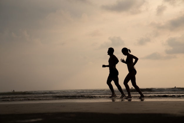 Una donna che corre in spiaggia Foto Premium