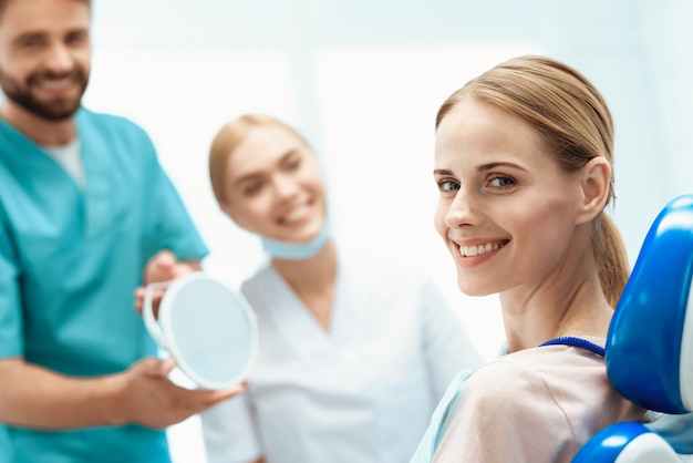 Una donna è seduta in uno studio dentistico su una sedia dentale. Foto Premium