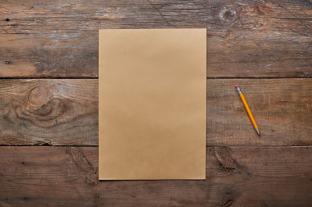Una lista dei desideri, vecchio foglio di carta con la matita in legno grunge con spazio di copia, Foto Premium