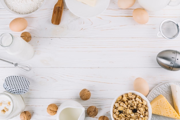 Una vista aerea di ingredienti alimentari sani e strumenti sul tavolo di legno bianco Foto Gratuite