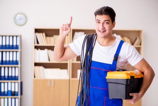 Uomo che fa le riparazioni elettriche a casa Foto Premium