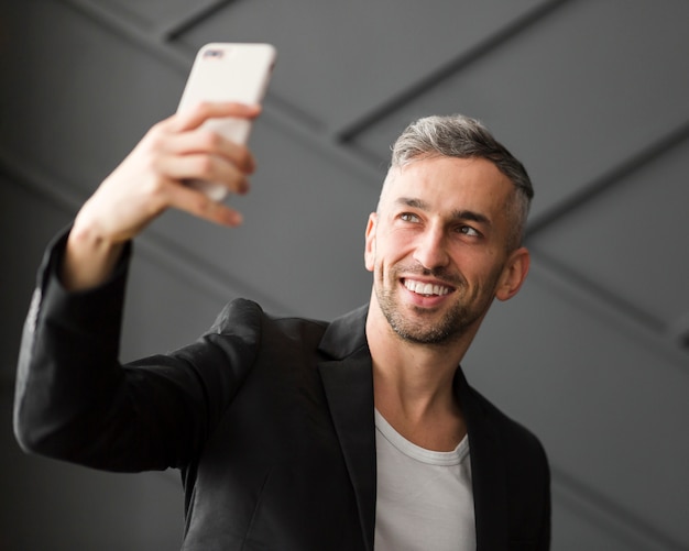 Foto Gratis Uomo Con Giacca Nera Prendendo Un Selfie