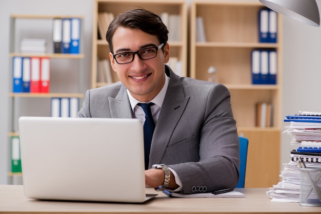 Uomo d'affari bello che lavora nell'ufficio Foto Premium