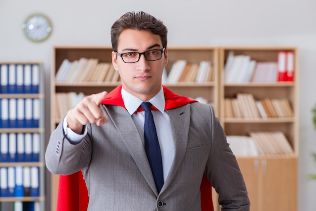 Uomo d'affari del supereroe che lavora nell'ufficio Foto Premium