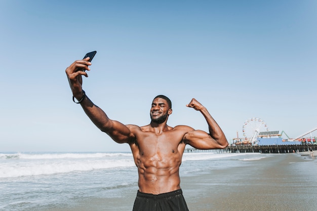 Uomo In Forma Prendendo Un Selfie Da Santa Monica Pier Foto Gratis