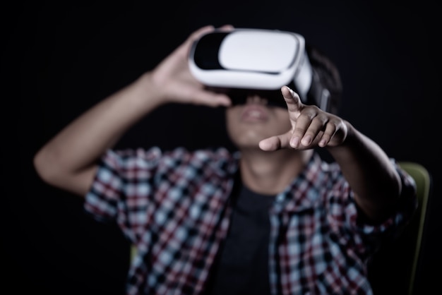 Uomo studente indossando occhiali per realtà virtuale, auricolare vr. Foto Gratuite