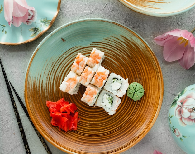 Vari sushi con zenzero e wasabi Foto Gratuite