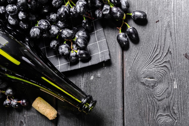 Vino con rami di uva bianca. su un tavolo di legno. Foto Premium
