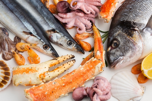Vista dall'alto mix di deliziosi frutti di mare Foto Gratuite