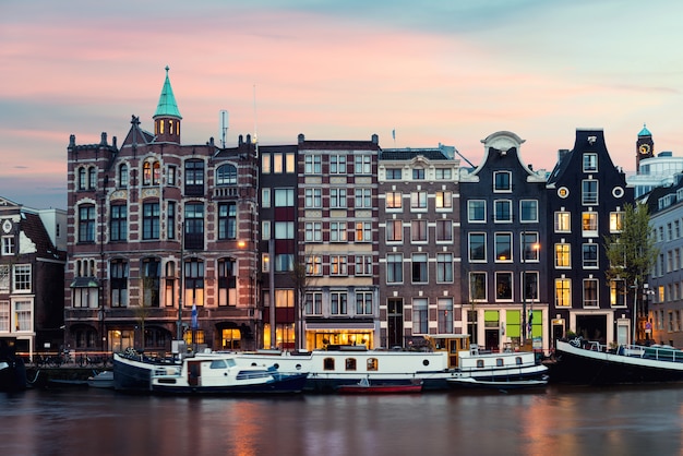 Vista Della Citta Di Amsterdam Delle Case Tradizionali Olandesi Con Il Fiume Di Amstel Foto Premium