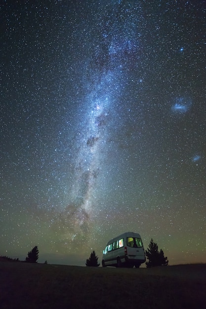 Cielo Stellato D Estate.Vista Di Estate Della Via Lattea E Del Cielo Notturno Con Il Camper All Isola Del Sud Nuova Zelanda Foto Premium