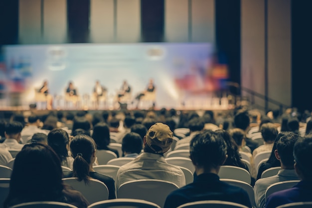 Vista posteriore dell'udienza del pubblico altoparlanti sul palco nella sala delle conferenze o nella riunione del seminario Foto Premium