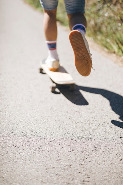 Vista posteriore di ragazzo skateboard Foto Gratuite