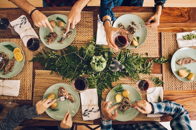 Vista superiore degli amici che hanno una cena Foto Gratuite